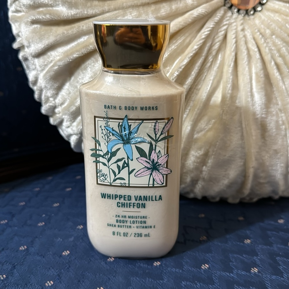 BATH & BODY WORKS SET. . . WHIPPED VANILLA CHIFFON SCENT - Picture 5 of 6